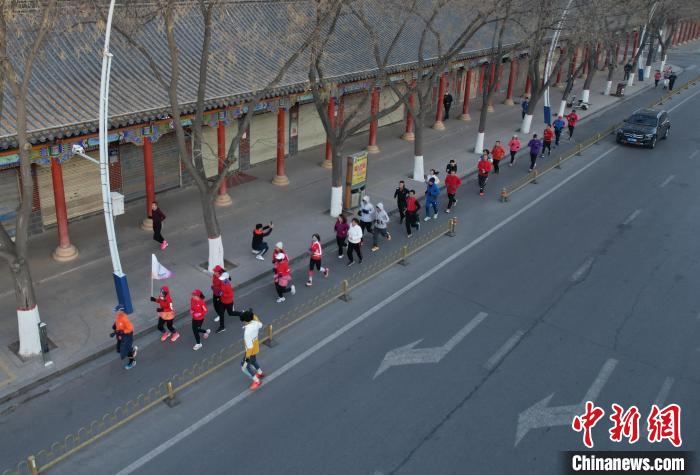 宁夏市民创意跑兔迎新春：14公里路线勾勒新年希
