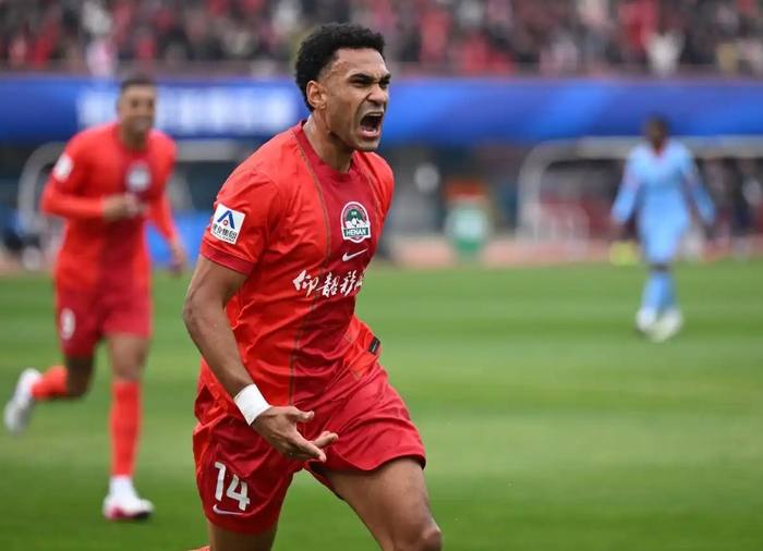 河南队两连胜领跑中超，泰山绝杀引爆鲁京大战