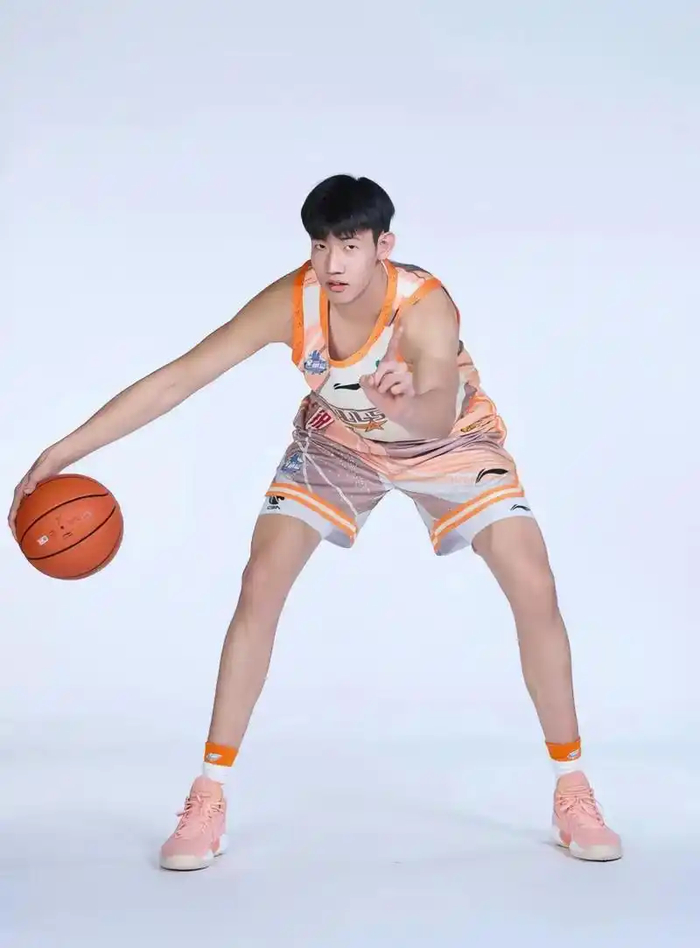 杜锋执教危机浮现 球员交易传闻再掀波澜