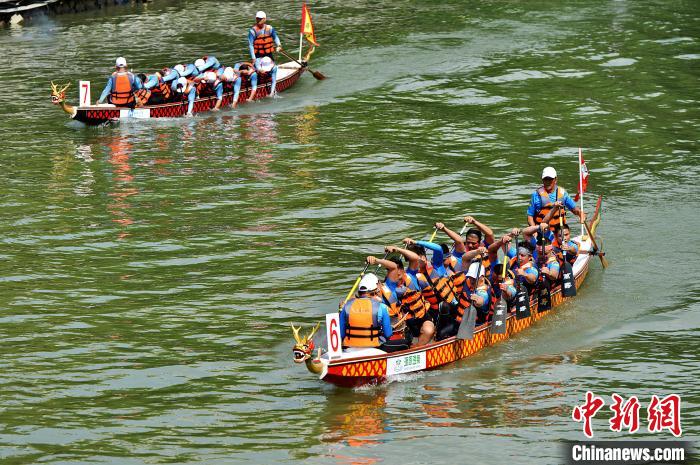福州晋安河上演龙舟竞速赛 新型龙舟首秀引关注