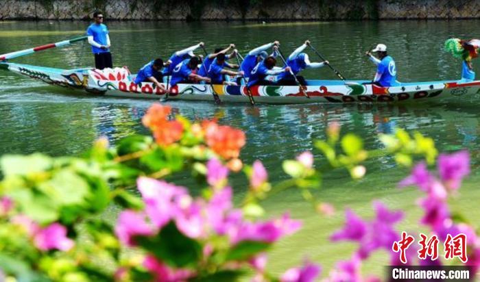 福州晋安河上演龙舟竞速赛 新型龙舟首秀引关注