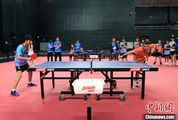 蓉港澳青少年乒乓球挑战赛启动 朱霖峰指导青少