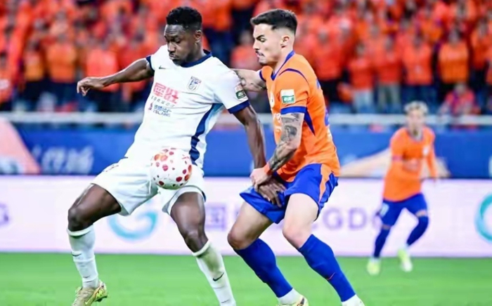 山东泰山主场不敌大连英博 战术保守引球迷不满