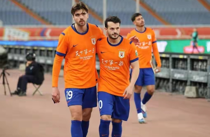 山东泰山主场不敌大连英博 战术保守引球迷不满