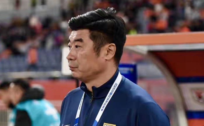 山东泰山主场不敌大连英博 战术保守引球迷不满