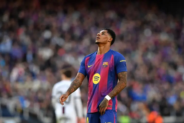 拉什福德西甲数据亮眼却遭巴萨冷落，曼联欲高