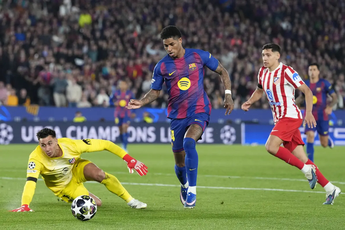 拉什福德西甲数据亮眼却遭巴萨冷落，曼联欲高