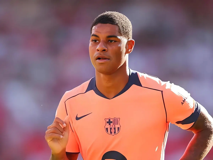 拉什福德西甲数据亮眼却遭巴萨冷落，曼联欲高